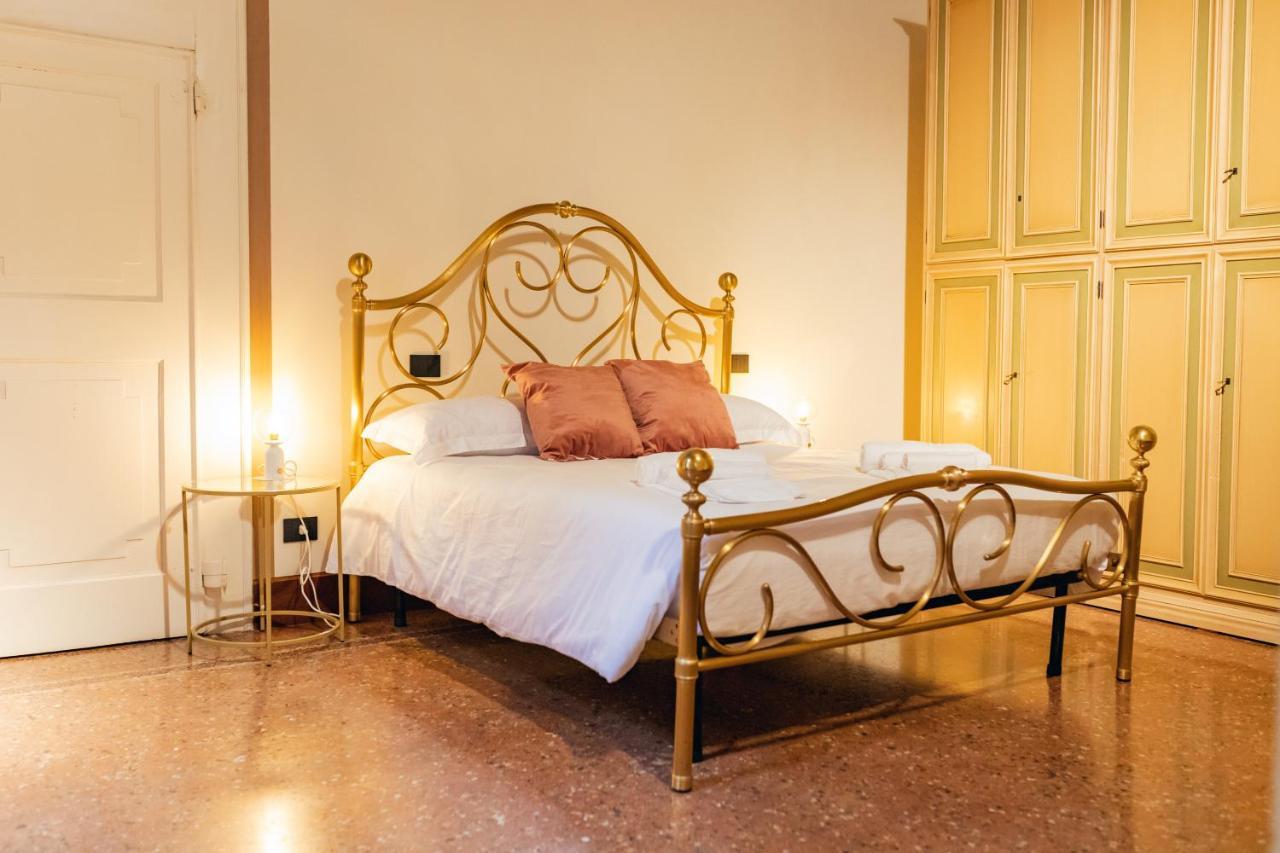 Private Parking Centro Storico: L'Affresco Apartment Bologna Exterior photo