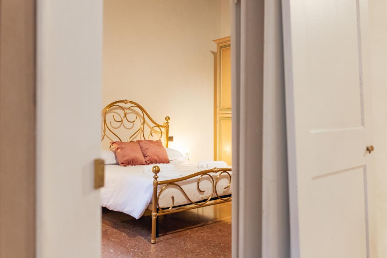 Private Parking Centro Storico: L'Affresco Apartment Bologna Exterior photo