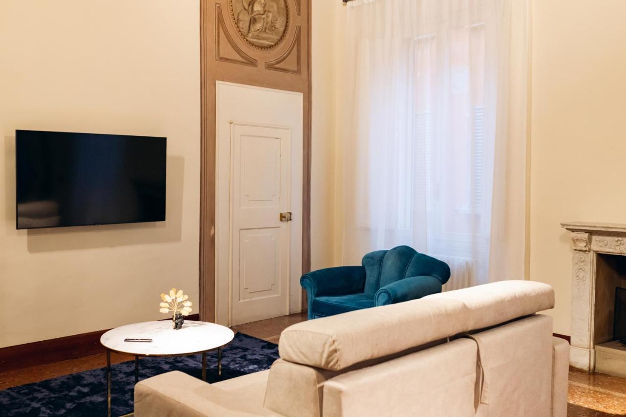 Private Parking Centro Storico: L'Affresco Apartment Bologna Exterior photo