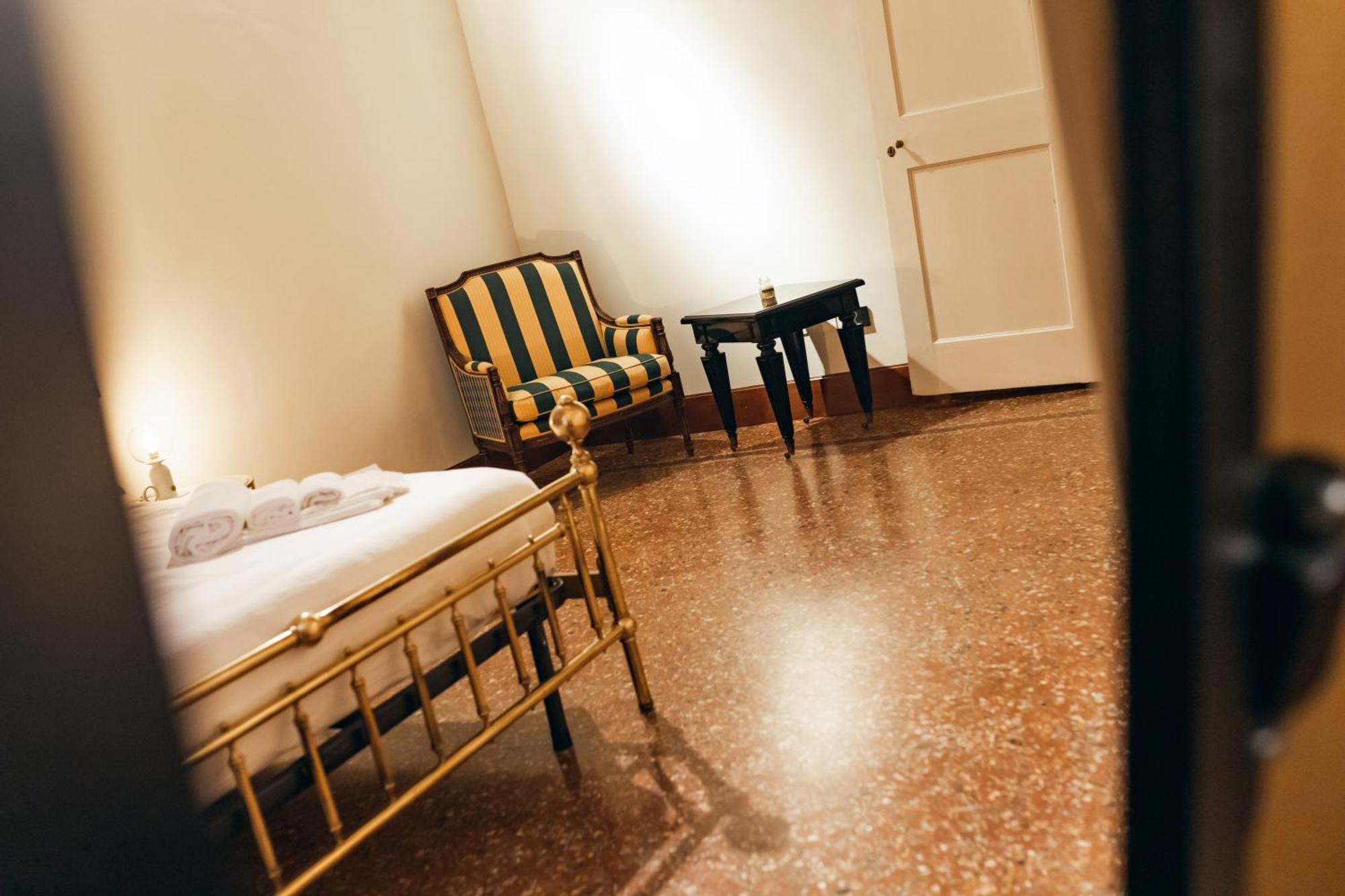Private Parking Centro Storico: L'Affresco Apartment Bologna Exterior photo
