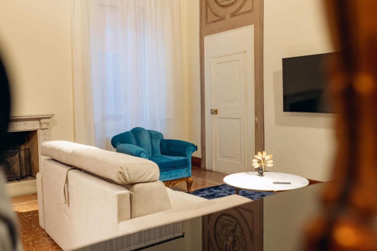 Private Parking Centro Storico: L'Affresco Apartment Bologna Exterior photo